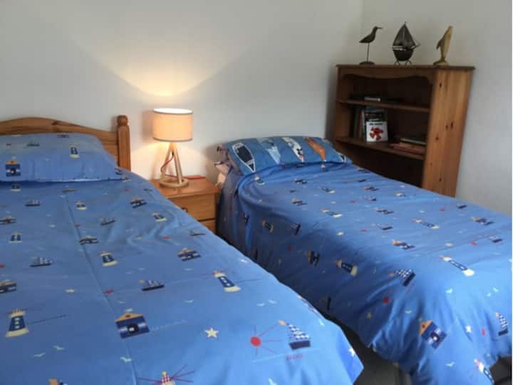 Segundo quarto com duas camas de solteiro