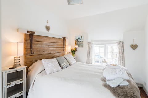 Top Airbnb: Apple Tree Cottage, 2 bedroom (double & king beds) in Tewkesbury