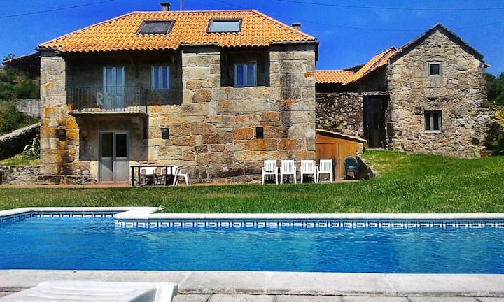 Rectoral con piscina y vistas al valle - Casas rurales en alquiler en Covelo,  Galicia, España - Airbnb