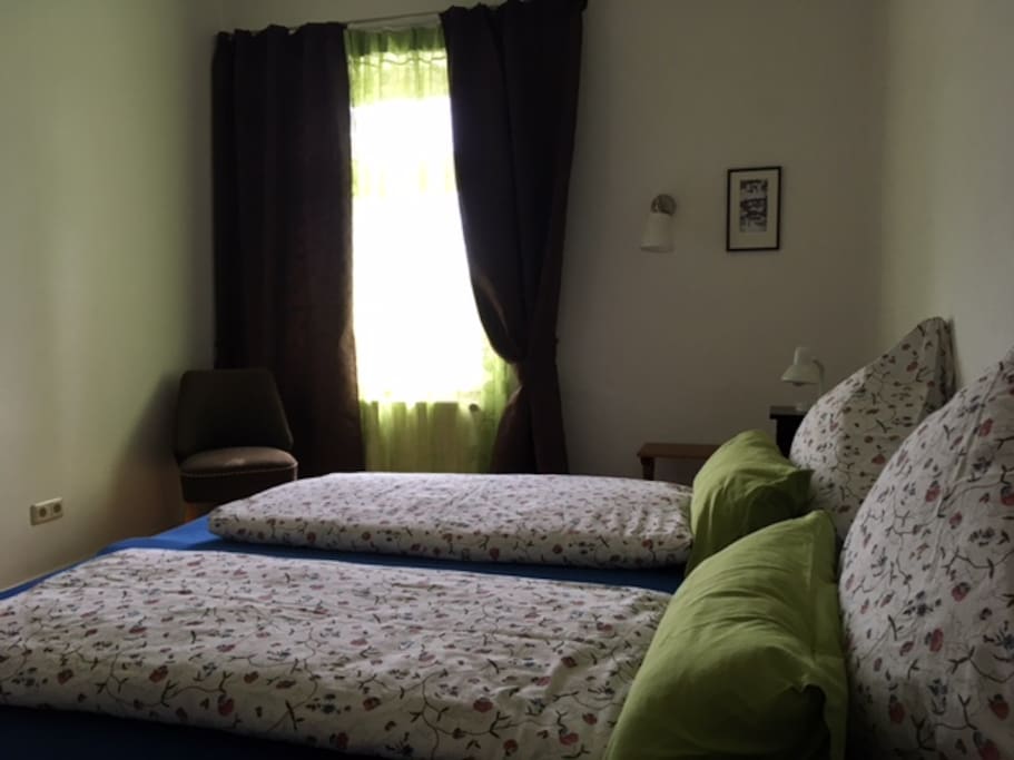 Schlafzimmer mit zwei Betten- oder mit "Liebesbrücke".