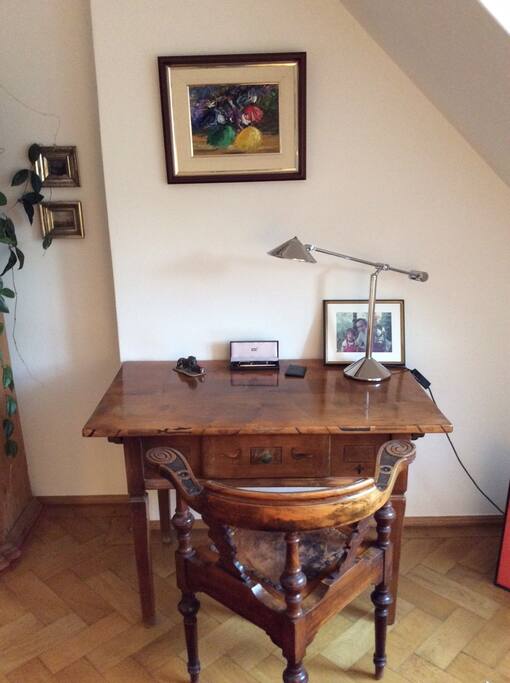 Schreibtisch im Wohnzimmer