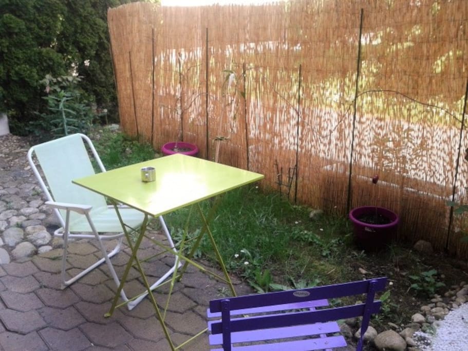 petit jardin donnant sur le parc de la résidence, calme