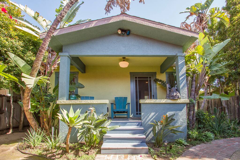 A charming bungalow sets in a beautiful garden that located in a quiet neighborhood yet steps from everything is where you want to stay in Venice