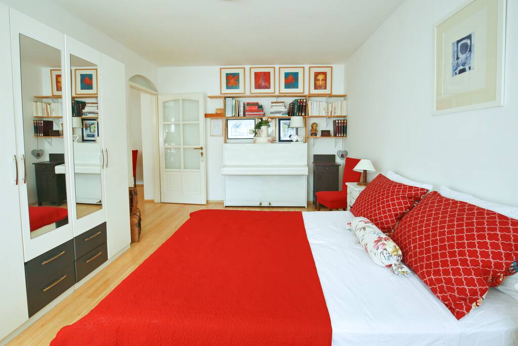 Master bedroom - with piano!