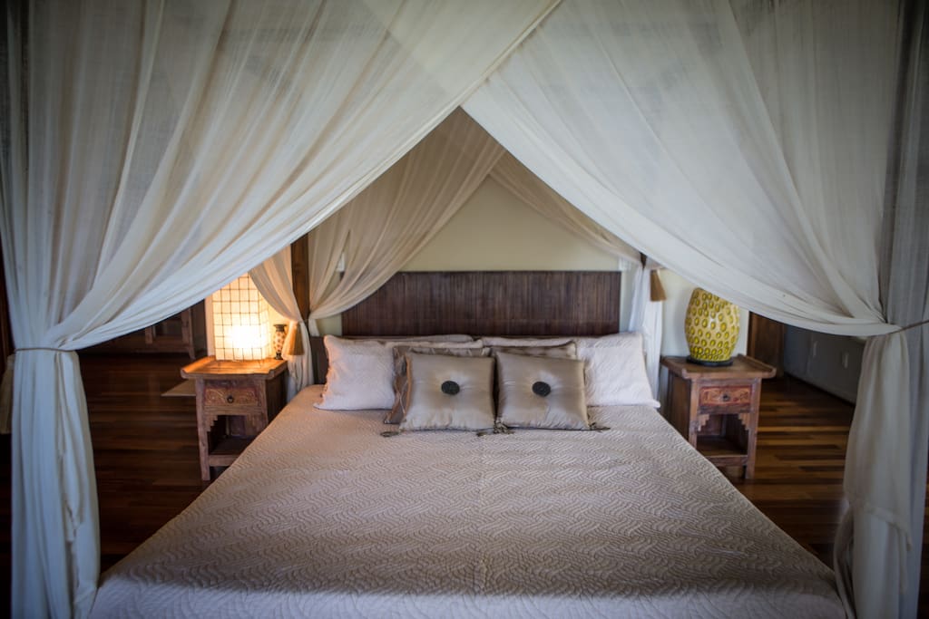 Lumi Ku'uipo - “Sweetheart” private suite with pool. This is the master suite of a five-bedroom Mansion. Here is home to a Cozy King size Bali canopy bed with private bath, office, and large walk-in closet that can double as a second bedroom (upon request).