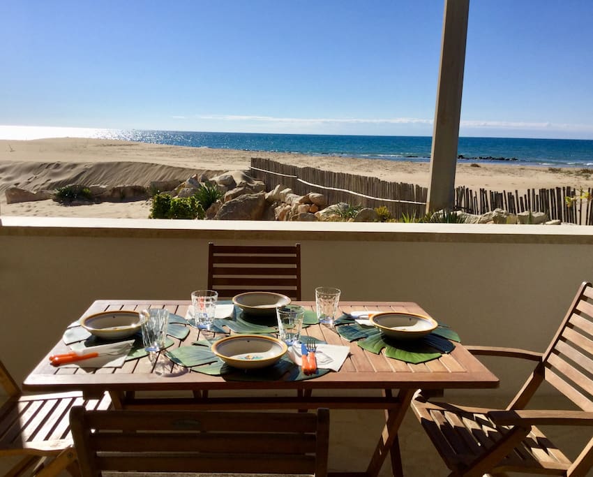 Zona pranzo veranda fronte mare