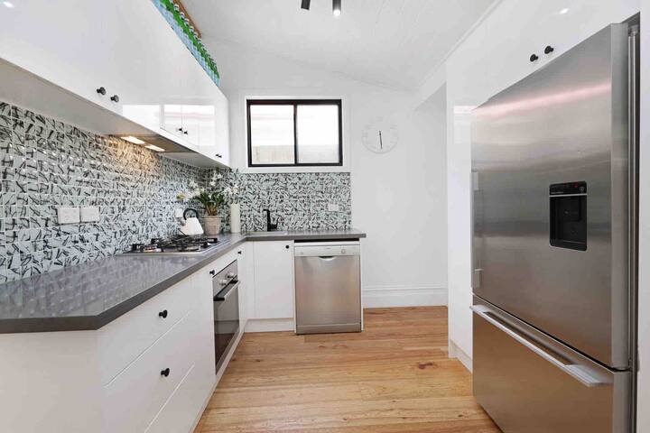 Victorian West Beauty 7km from CBD gallery image 5