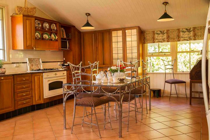 The Falls Montville Superb Queenslander Manor gallery image 4