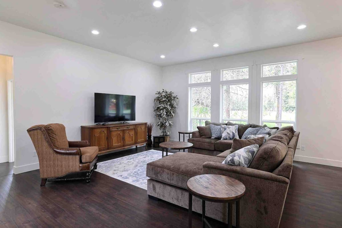 Two Primary Suites, Family & Dog Friendly