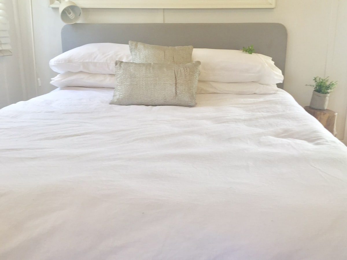 Спалнята Queen в The Cottage, гара Cobbora Homestead