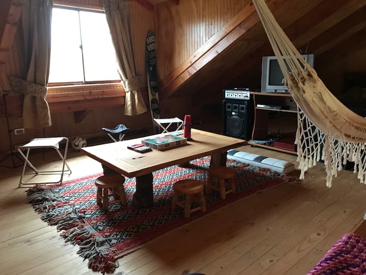 Всекидневна на лофт С игри, музика и филми.