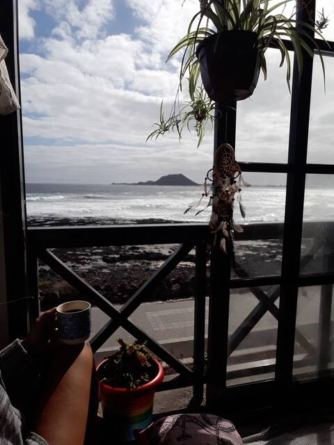 Ventanas al mar: Vista de Lobos y Lanzarote