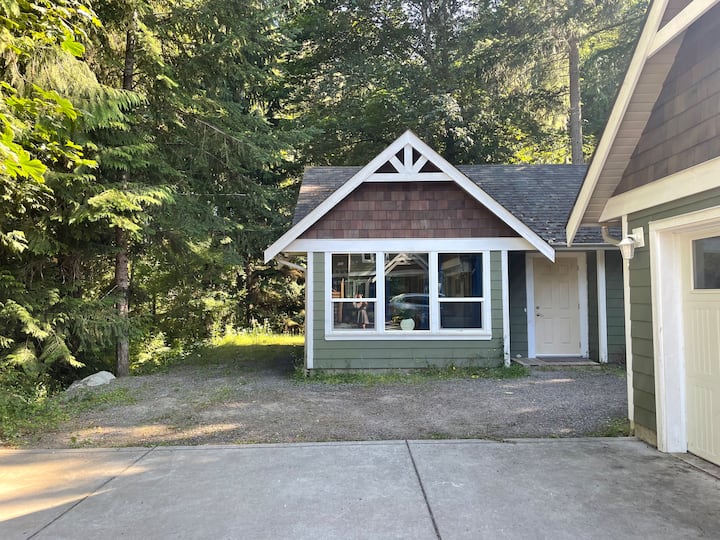 Fern Valley Cottage Guesthouses for Rent in Mill Bay, British