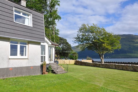 Ardrhu Cottage on the banks of the loch.