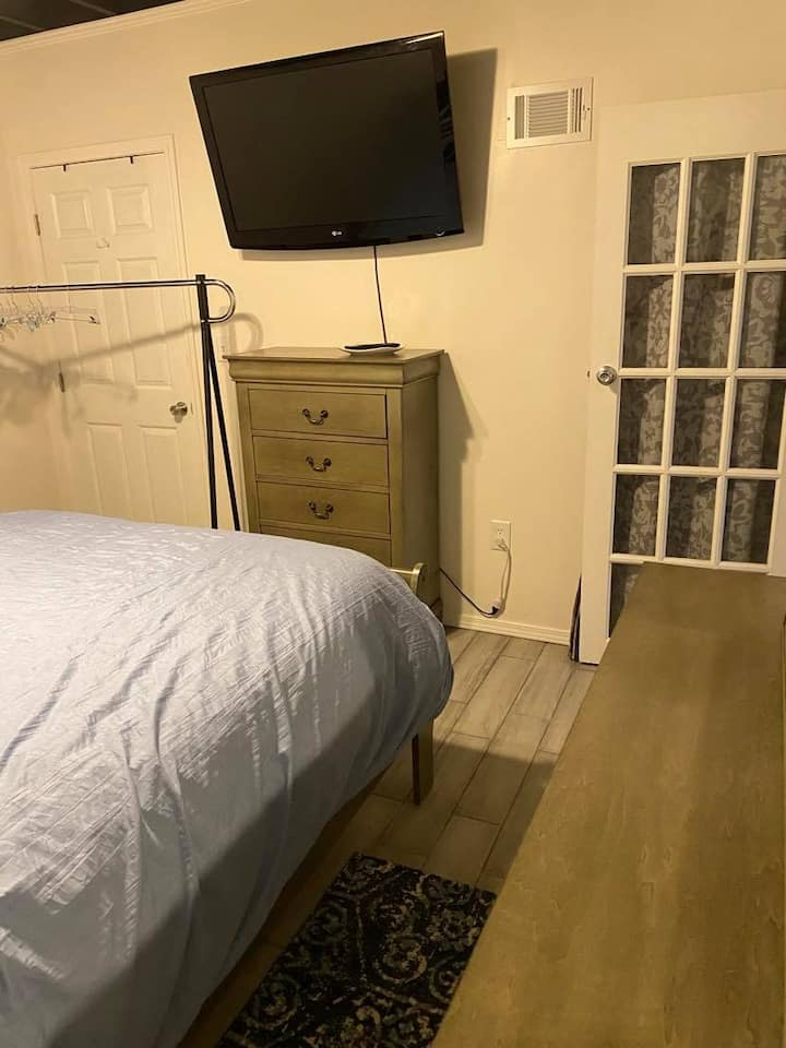 Spavaća soba 2. U prostoriji nema prozora, a staklena vrata s zavjesom omogućuju prirodno svjetlo. 