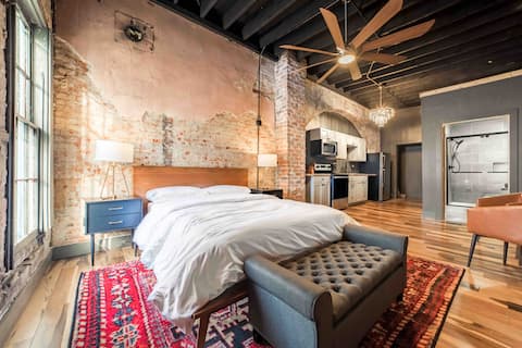 Studio Apartment w/ Beautiful View!