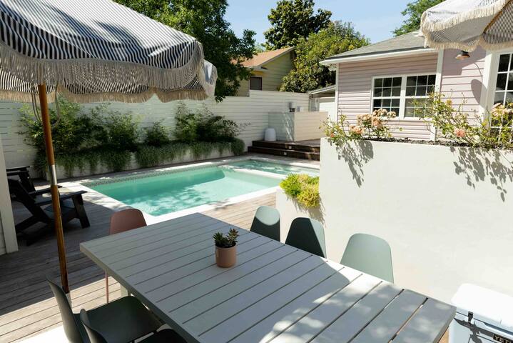 Saltwater Pool + Hot Tub – Ideal Location gallery image 5