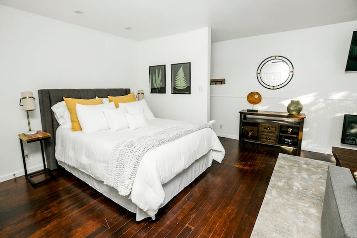 Матрак Queen Tempurpedic + възглавници. Детско креватче с чаршафи, налични за бебета.