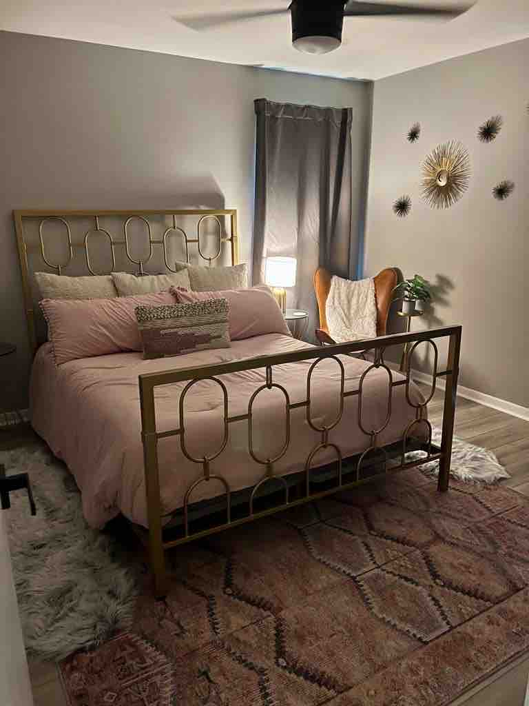 Kitanda cha malkia katika chumba cha kulala cha pili.