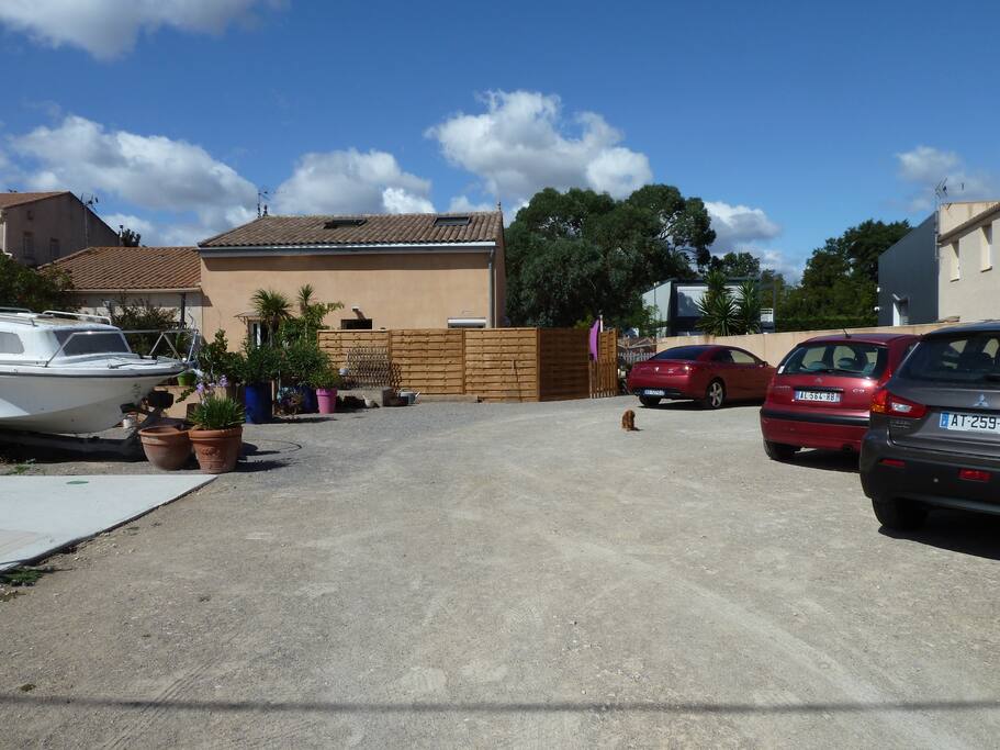 Parking d'entrée.