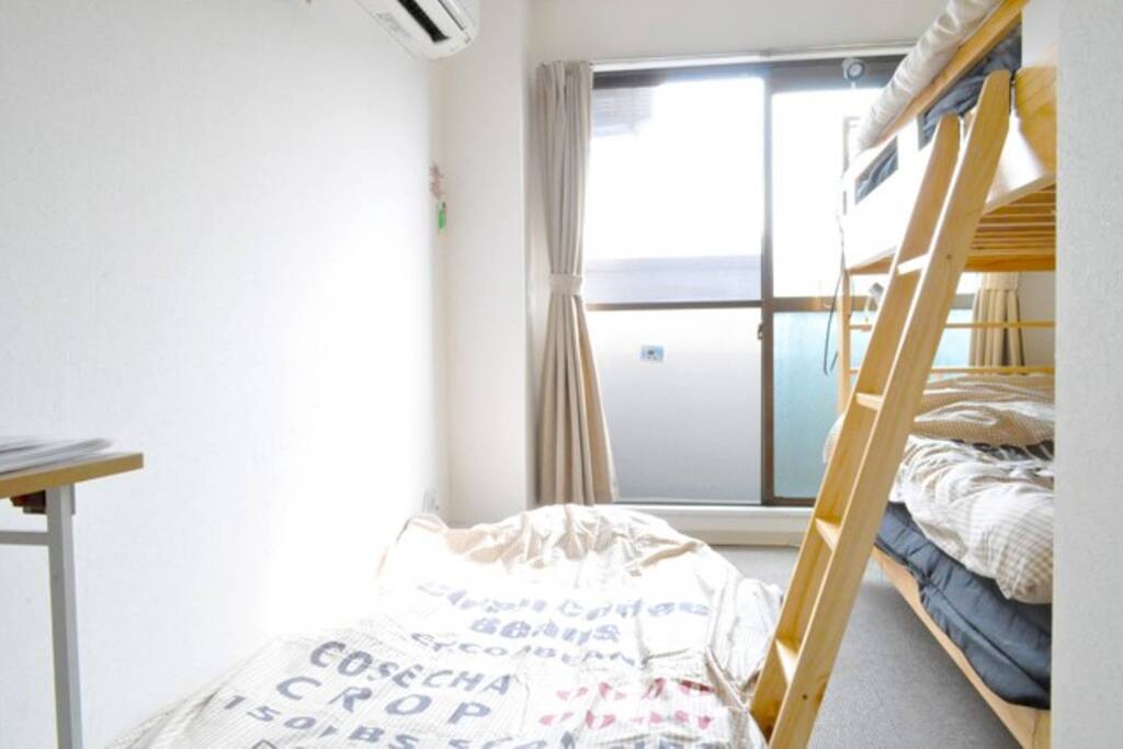 Bunk bed and One futon .
Can stay 3 people !!