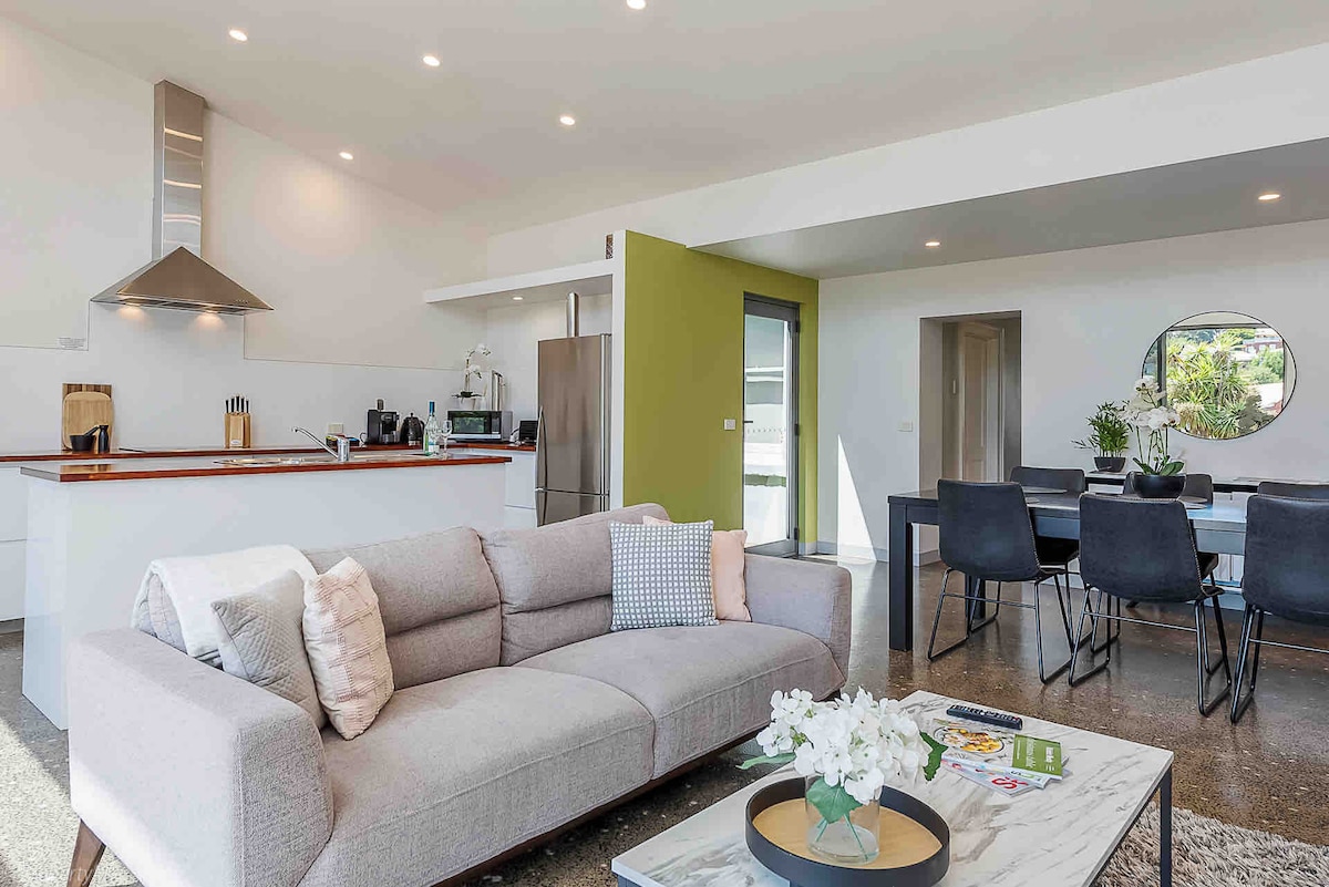 Top performing Airbnb: Walk to Salamanca, Queen’s Cottage, 3bdm LUX in Sandy Bay