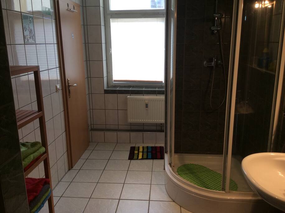 Bad mit großer Duschkabine und WC