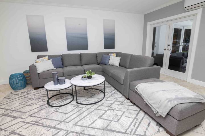 FENDI WATER-FRONT 6 BR & 4BA Luxurious & HEAT POOL gallery image 4