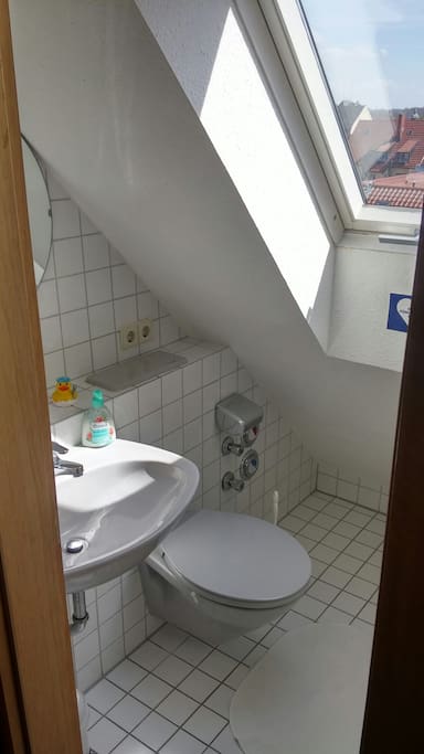 Das Bad mit WC, Duschen könnt ihr nach Absprache bei uns =)