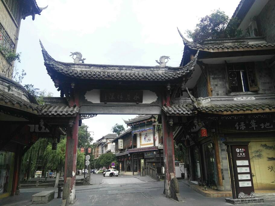 小区外