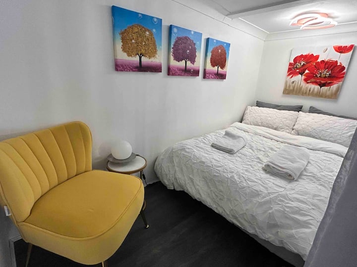 Ky është një divan i vogël dopio që ndodhet në kuzhinë mezzanine