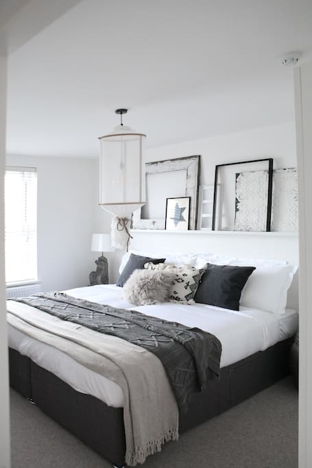 Our second bedroom has a King sized bed which can be separated into two singles (150 x 198 cm).