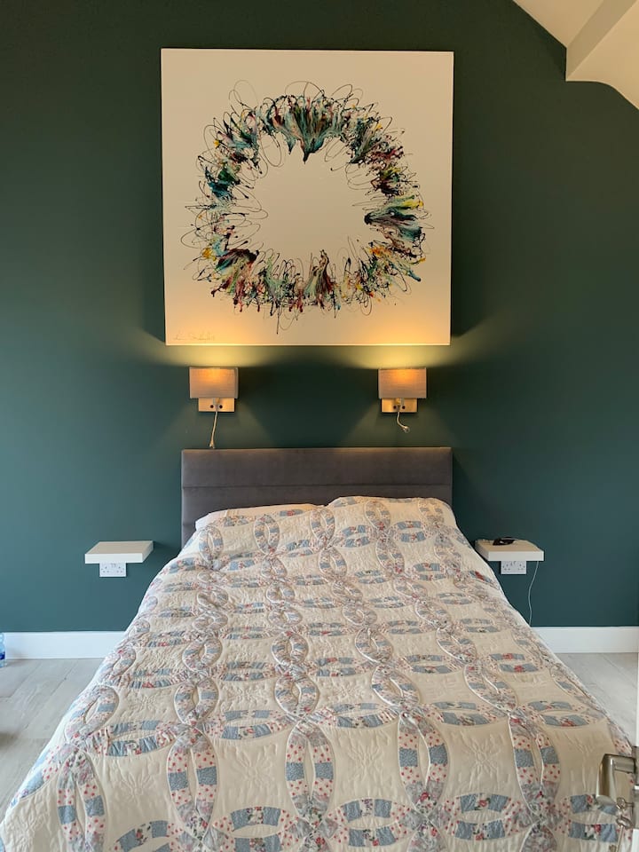 Chambre principale avec salle de bain attenante