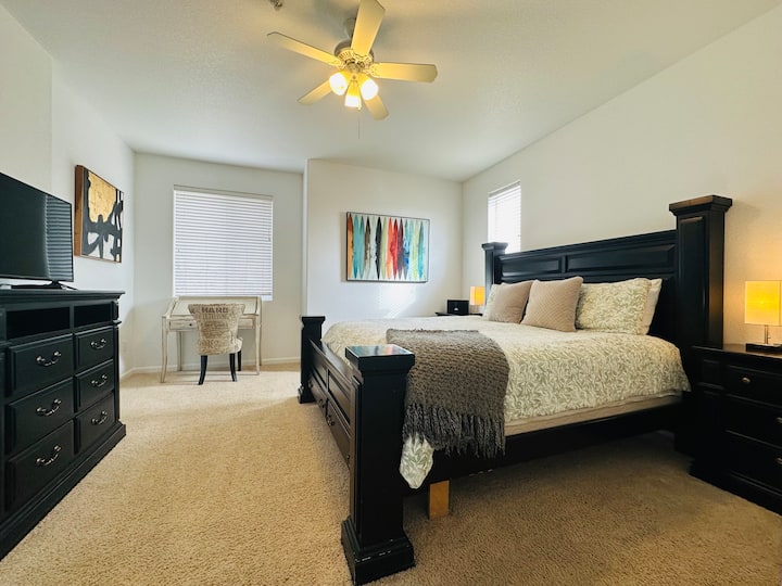 חדר שינה ראשי - מיטת קינג סייז, עם אזור עבודה