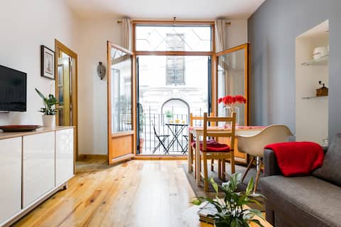 Radiant Apartment with Balcony near Mercat Central