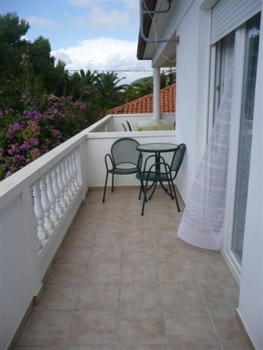 Balkon mit Gartenmöbeln