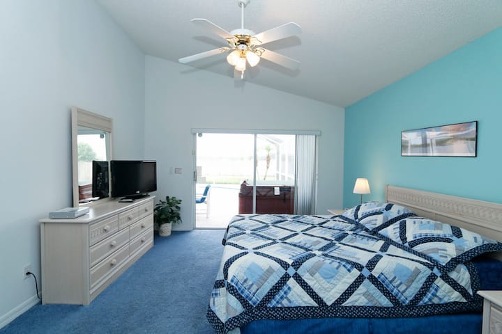 غرفة نوم ماستر  كوين تؤدي إلى سطح حمام السباحة