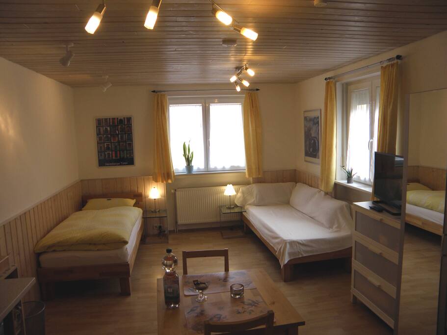 Für eine Person gibt es eine gemütliche Sofa-Ecke.