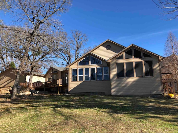 Relaxing Waterfront Lake House on beautiful cove Houses for Rent in