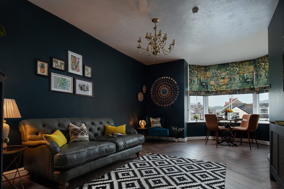 Sea View Apartment in Llandudno With Parking. — photo 1