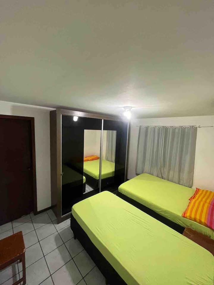 Suite con aire acondicionado , una cama doble y una cama individual 