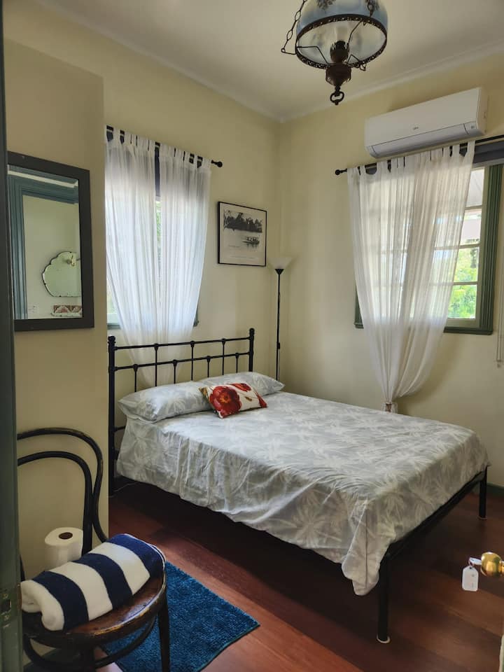 Historic Ayot Lookout Rose Room - Charters Towers - Richmond Hill