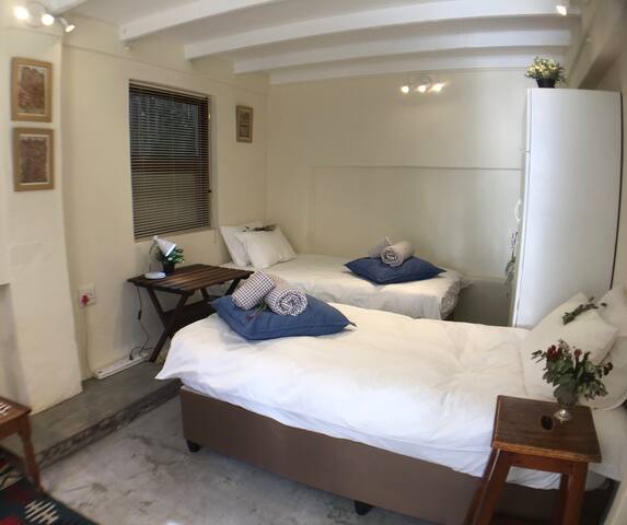 Light dble ht cottage, equip’d, pets, 2 bdrm for 4 gallery image 5