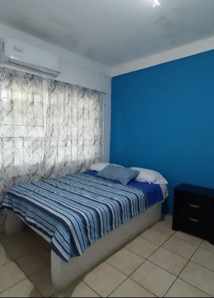 Spavaća soba s 2 odvojena kreveta i vremenskim uvjetima! I pogled na plažu!