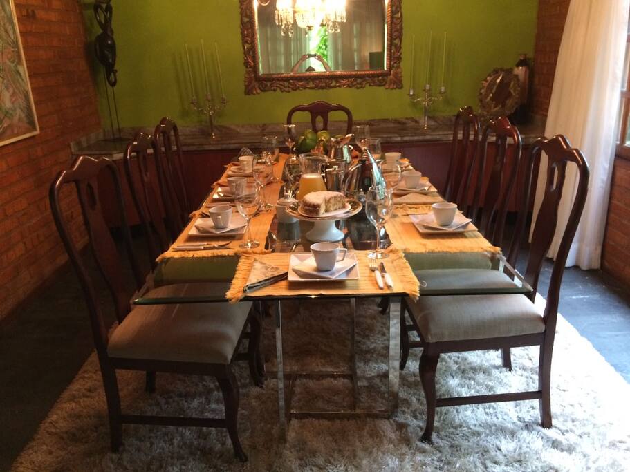 Sala de jantar com mesa posta para o café