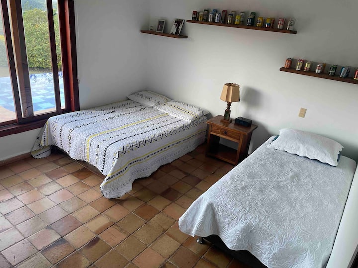 Chumba 2 cha kulala chenye kitanda kimoja cha watu wawili na kimoja na runinga 42 " 