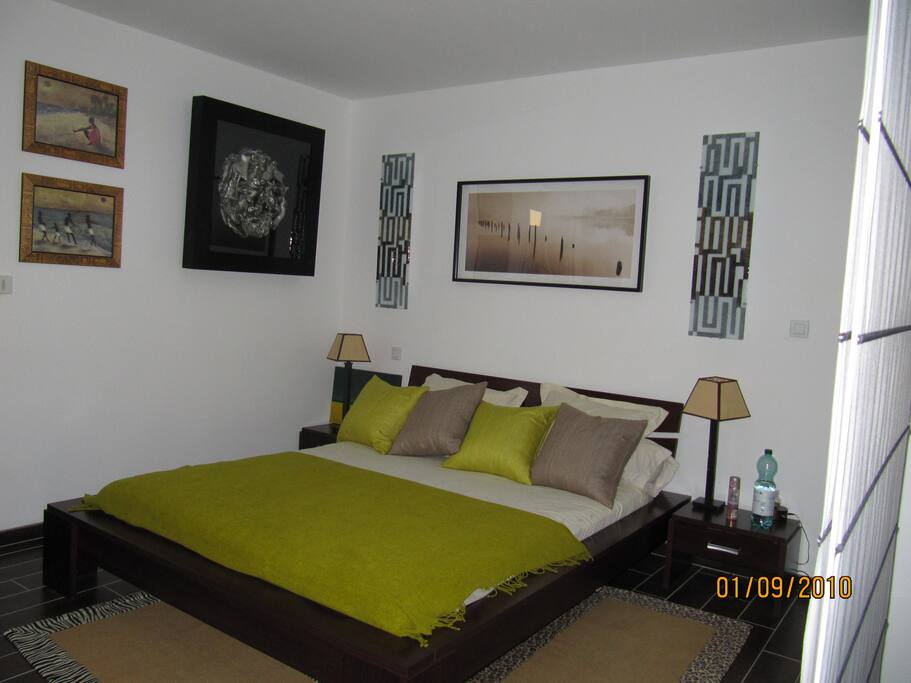 suite parentale en bas lit de 160 avec TV dressing et salle de bain