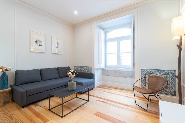 Baixa Cozy 2BR w/Elevator+AC – by LU Holidays gallery image 2