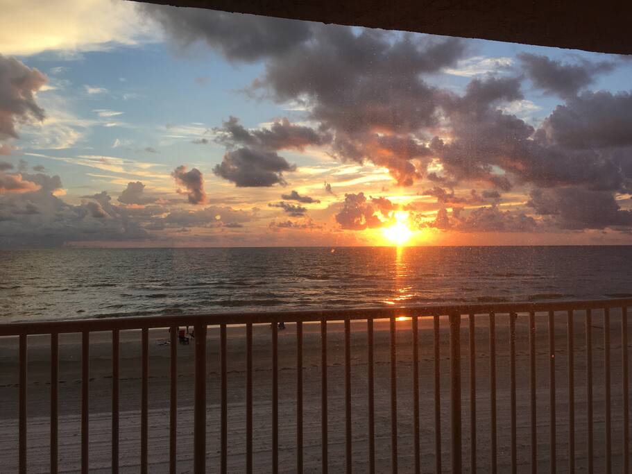 Relax on the balcony while watching the sunset