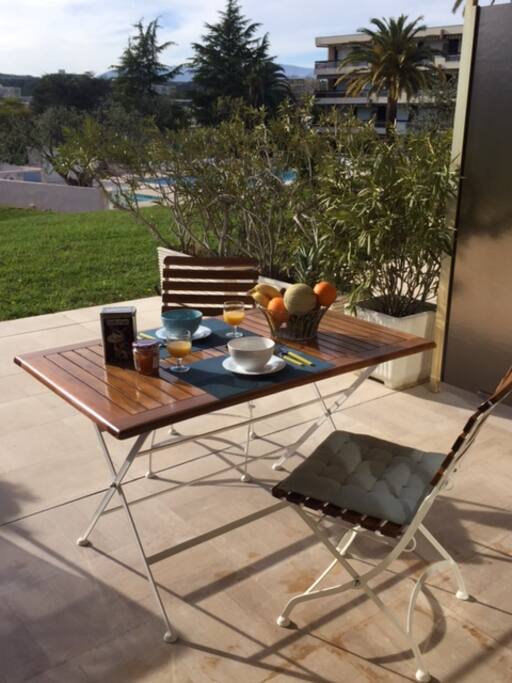 Petit-déjeuner avec vu sur le parc de la résidence.